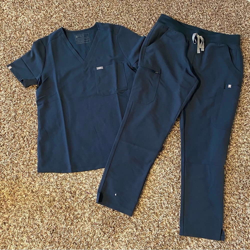 Figs Dark Harbor Scrubs - Yola petite skinny pant 2.0 in M and Catarina top in M